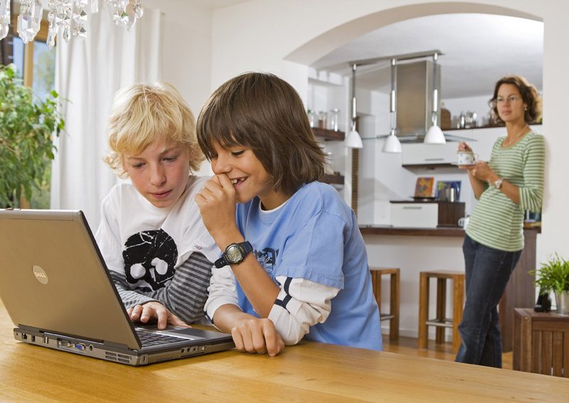 Controlar o acesso a internet é dever dos responsáveis