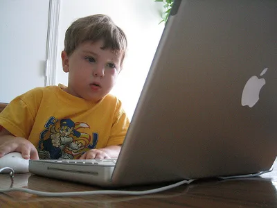 10 atitudes para navegar com as crianças na internet