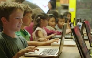 Em SP escola desenvolve metodologia própria para ensinar programação