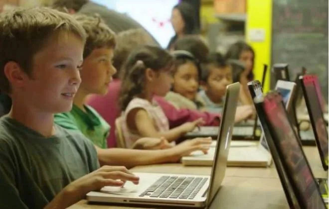 Em SP, escola desenvolve metodologia própria para ensinar programação