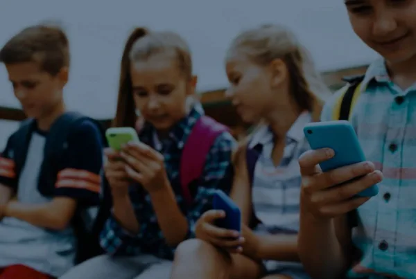 UNESCO apela às escolas que proíbam smartphones nas salas de aula