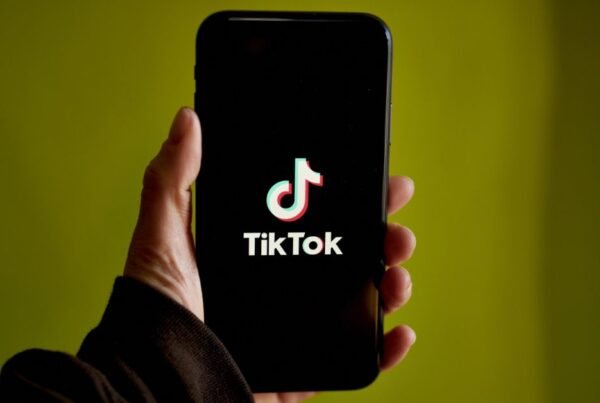 TikTok por violar privacidade de menores